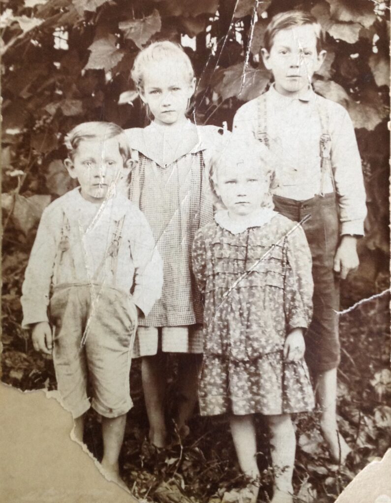 Lester, Annie Lucille, Carson and Thelma abt 1905.